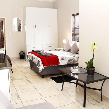 LivingAtLarge Guest House Langebaan Extérieur photo