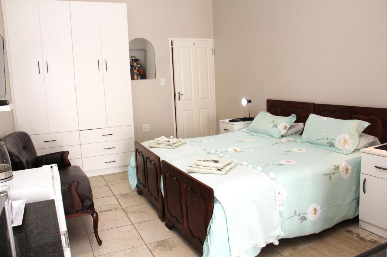 LivingAtLarge Guest House Langebaan Extérieur photo